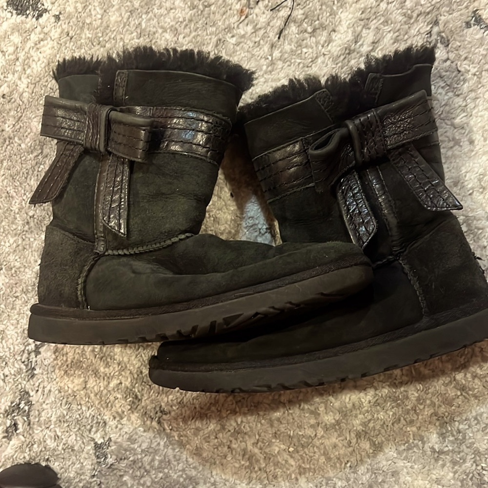 black bow uggs size size 7 women’s used